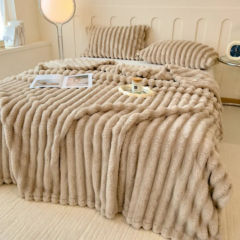 Luxurious Super Soft Faux Rabbit Fur Blanket - Warm & Cozy Throw for Couch, Bed & Travel - Versatile All-Season Gift